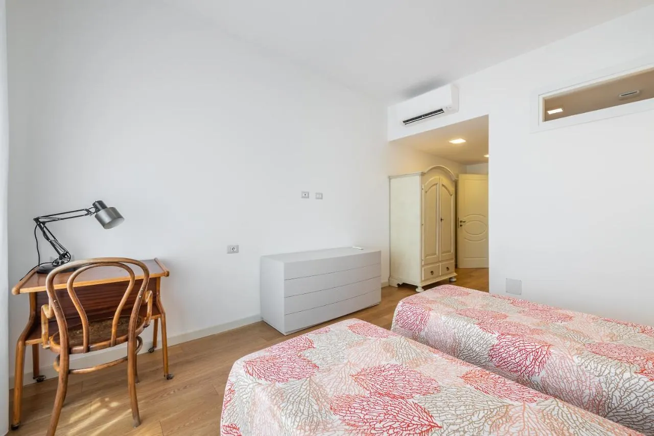 A Luxury Apartment At Cagliari Poetto Beachfront 0*,  Italien